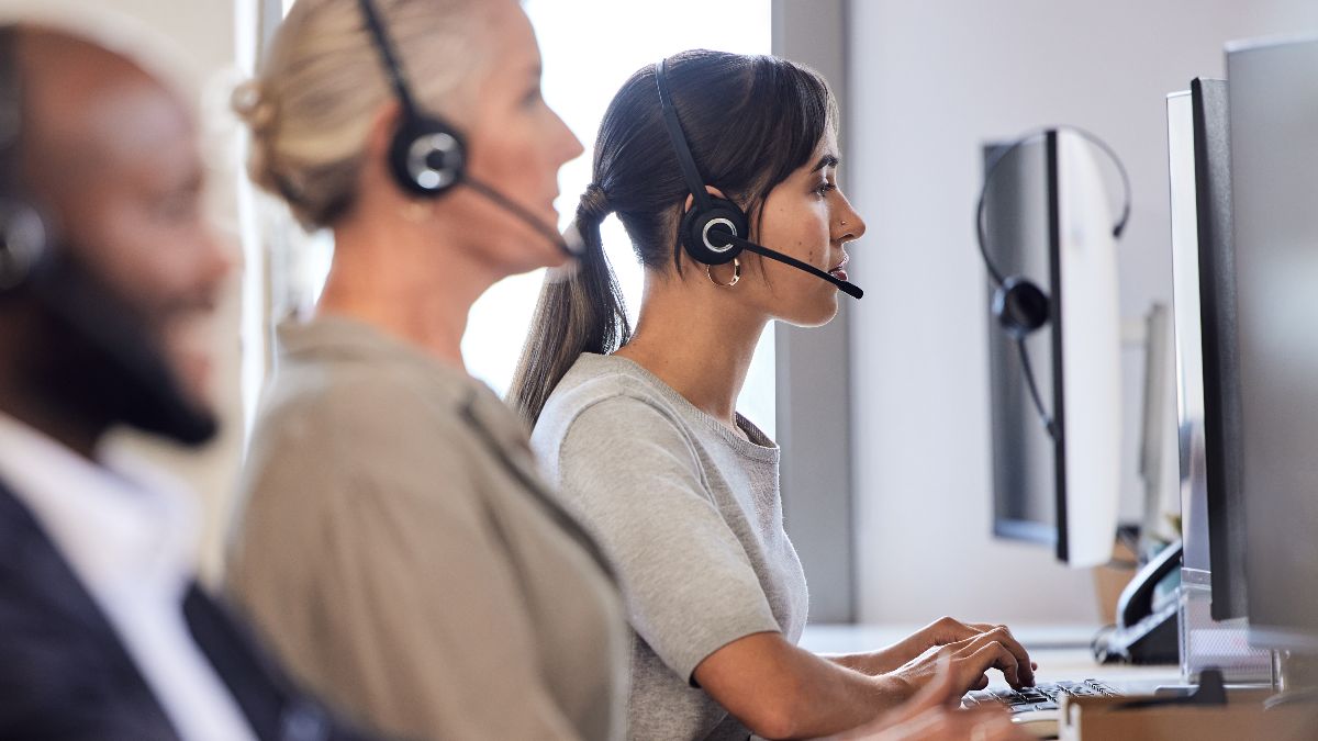 Unas teleoperadoras trabajando Unas teleoperadoras trabajando