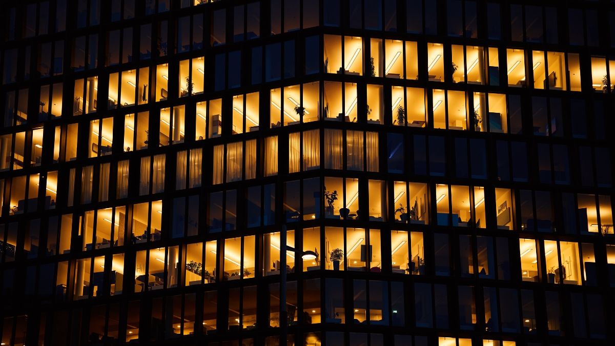 precio de la luz domingo 25 de mayo. ventanas con luces encendidas