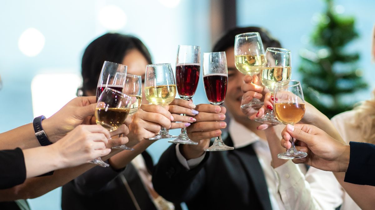 Invita a 180 empleados a cenar, pasa los 6.000 euros como gasto de empresa y ahora tiene que devolverlos y ponerlos de su bolsillo Brindis entre compañeros de empresa.