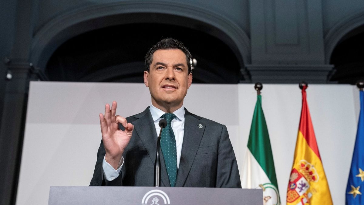 El presidente de la Junta de Andalucía, Juanma Moreno, en un atril. Juanma Moreno