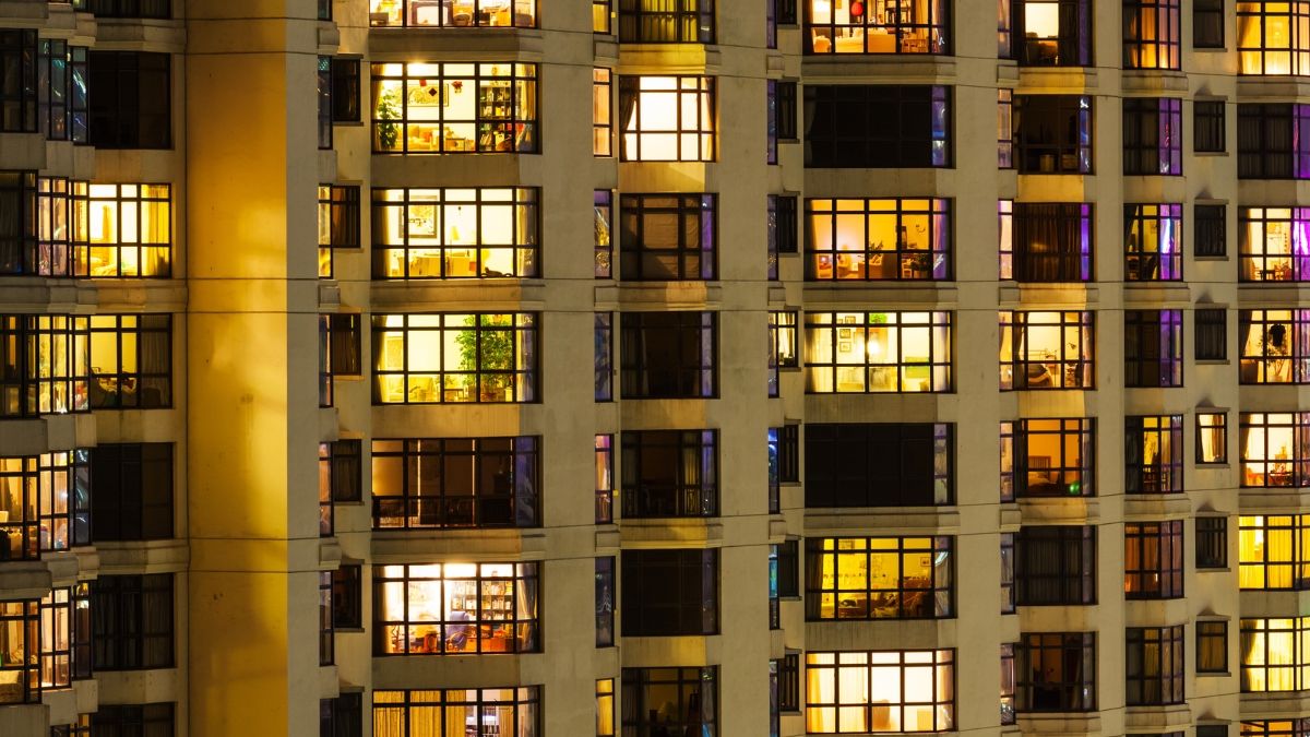 precio de la luz 26 de mayo de 2025 edificio con luces