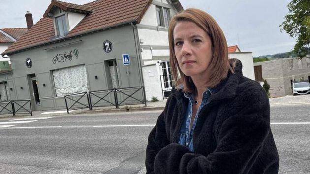 Christelle Delmas con su bar de fondo