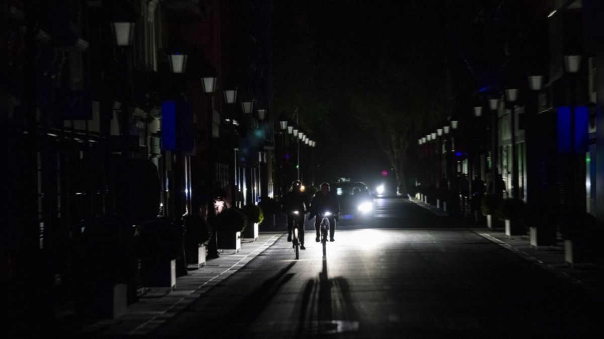 Dos bicicletas en una calle a oscuras durante el apagón en Madrid Calles oscuras