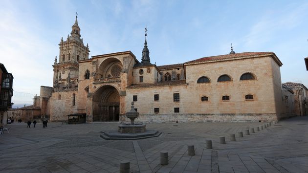 A menos de dos horas de Madrid: el pueblo medieval cruzado por un río, de los más bellos de España