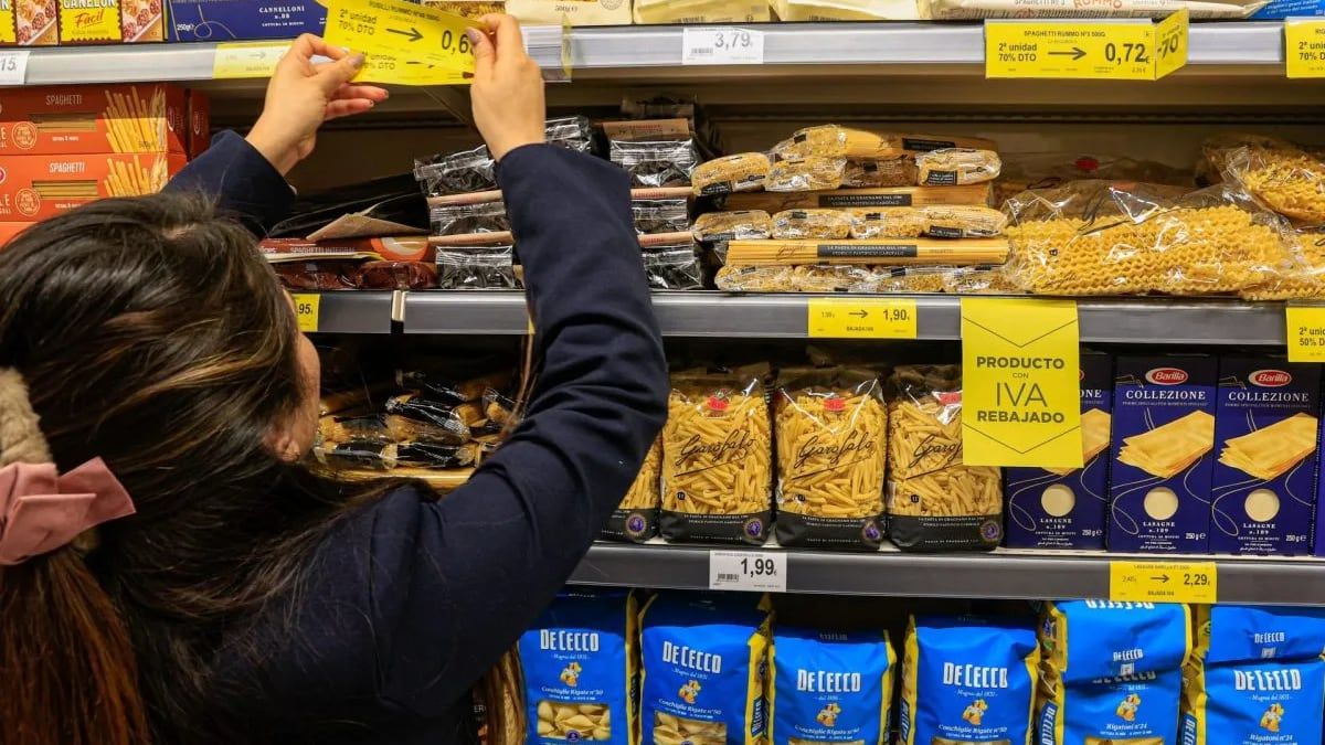 Estantería de un supermercado con varias ofertas Estantería de un supermercado con varias ofertas
