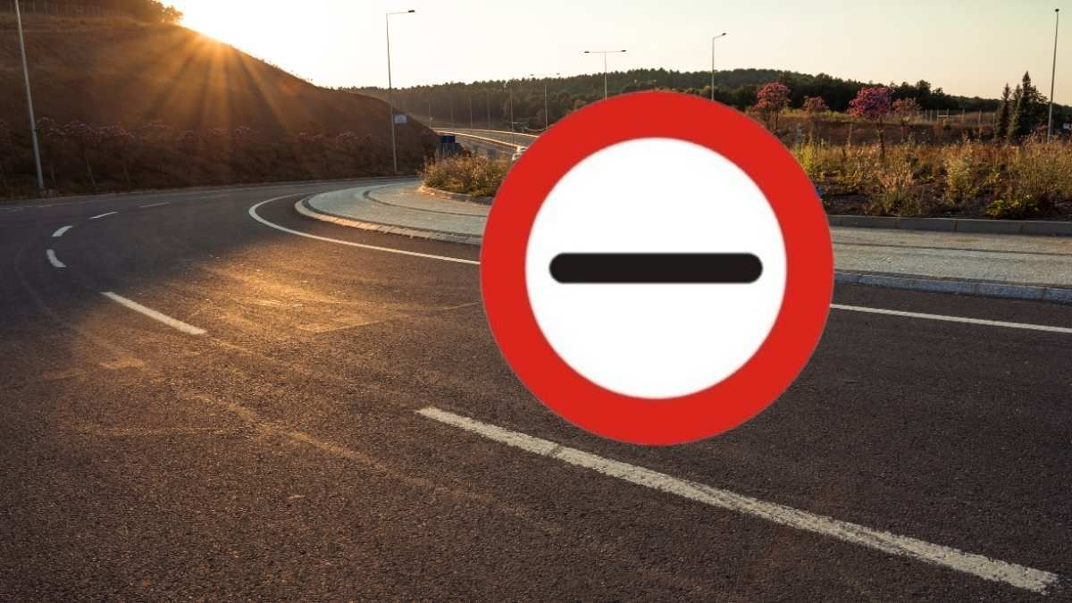 Señal de tráfico en una carretera Señal de tráfico en una carretera