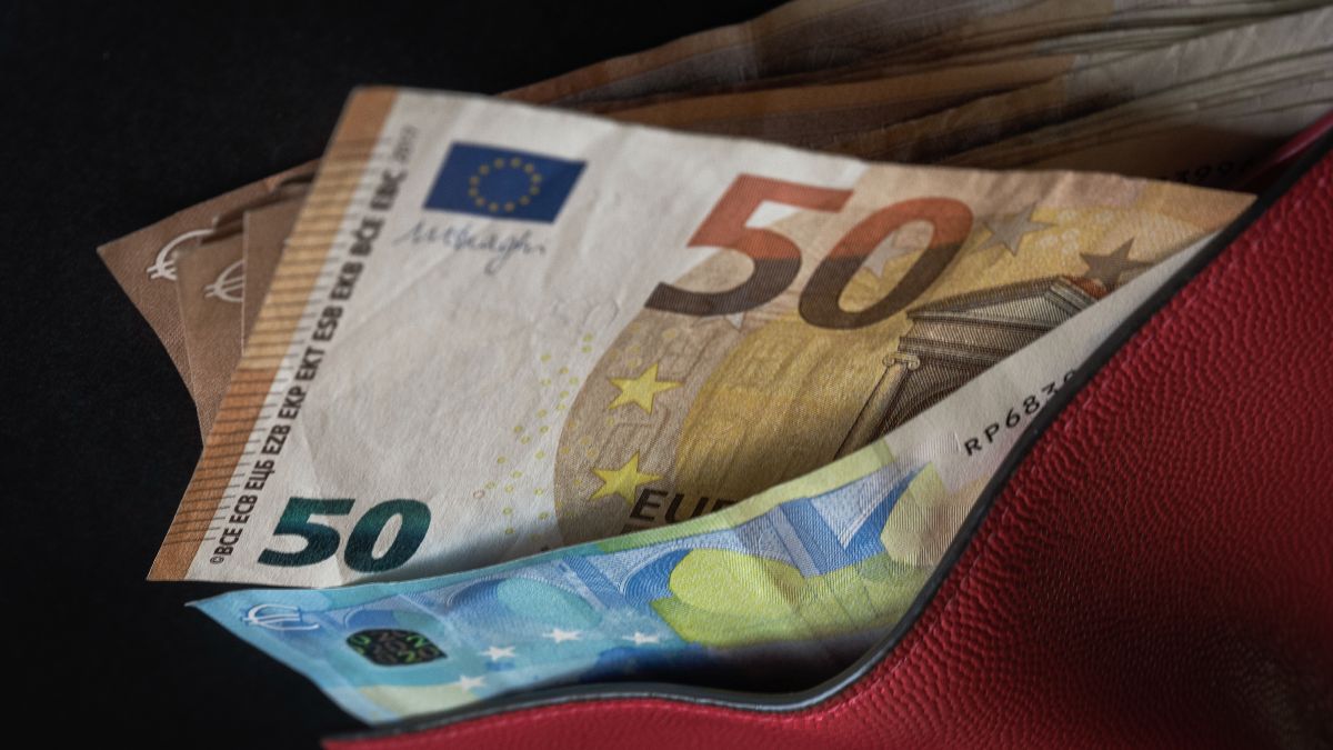 La regla de las 72 horas: el truco para ahorrar y no gastar el dinero en cosas que no necesitas Varios billetes de 20 y 50 euros