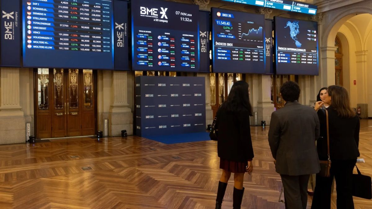 Expertos observando varios paneles de la bolsa en Madrid. Bolsa de Madrid