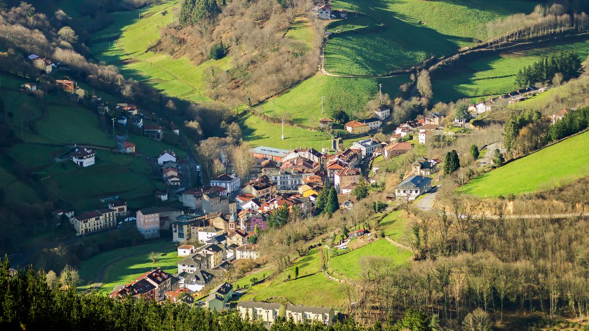 El municipio de Allande entre las montañas El pueblo de allande entre las montañas