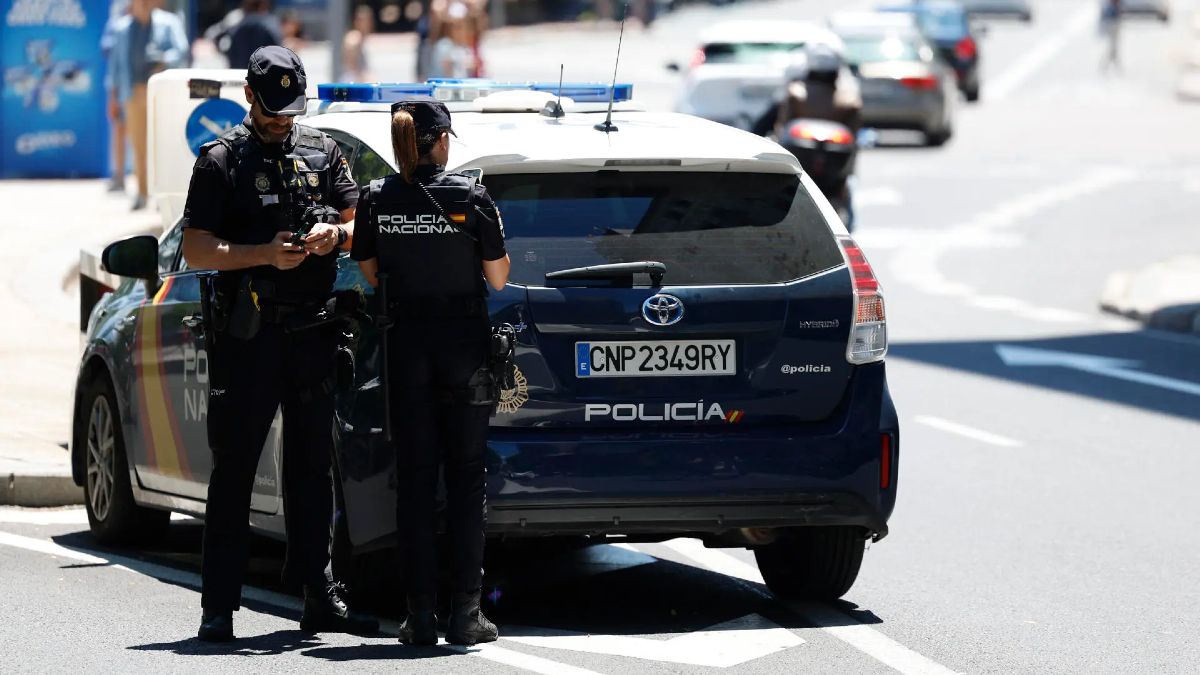 Dos agentes de la Policía Nacional de servicio