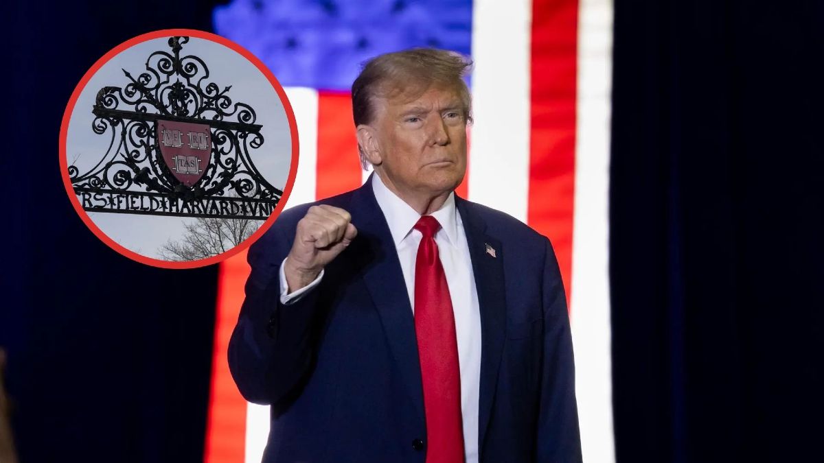 Trump alzando el puño, con despliegue del escudo de Harvard Trump alzando el puño, con despliegue del escudo de Harvard