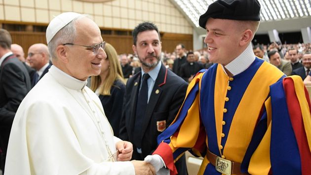 El Papa León regala 500 euros a estos trabajadores y se 'salta la norma' impuesta por Francisco