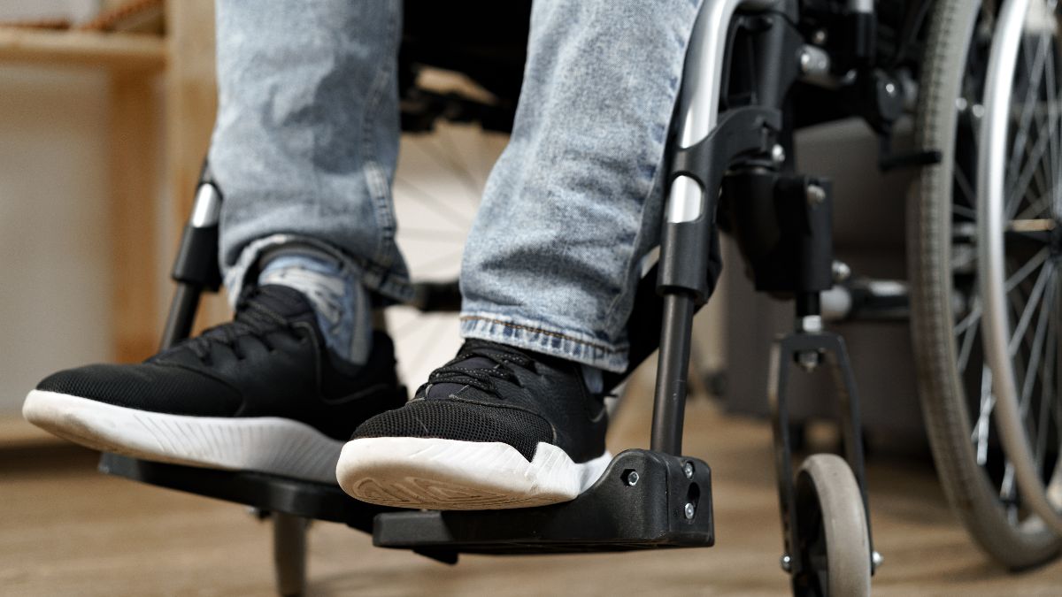 Una persona en silla de ruedas Una persona en silla de ruedas