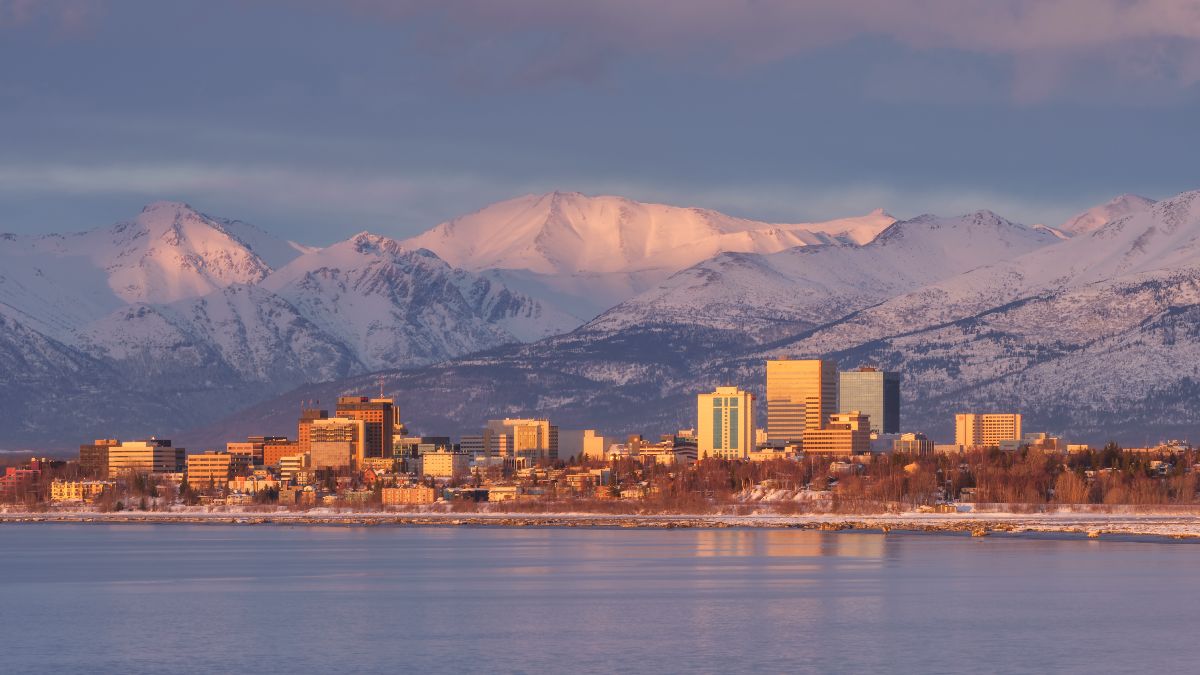 Un río helado en Anchorage, Alaska