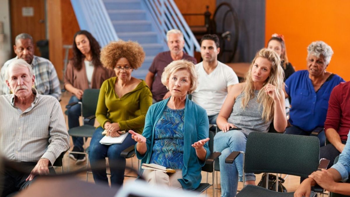 Una reunión de la comunidad de vecinos. Reunión vecinos
