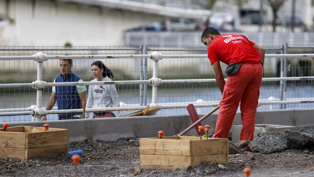 Un trabajador en la obra Un trabajador en la obra