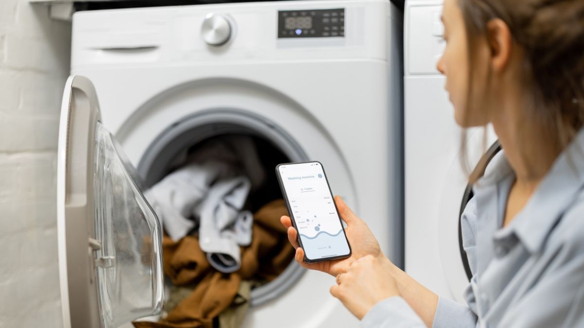 Precio luz jueves, 29 de mayo de 2025 mujer consulta precio de la luz para poner la lavadora