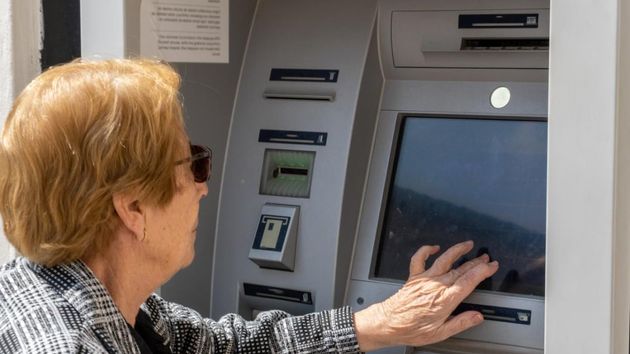 Una mujer se queda con 80.380 euros de la cuenta conjunta con su hermano fallecido y la justicia la absuelve: el dinero era de ambos cotitulares