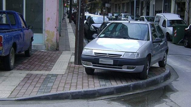 Aparca mal, se lleva su coche la grúa y ahora tienen que indemnizarlo por los daños
