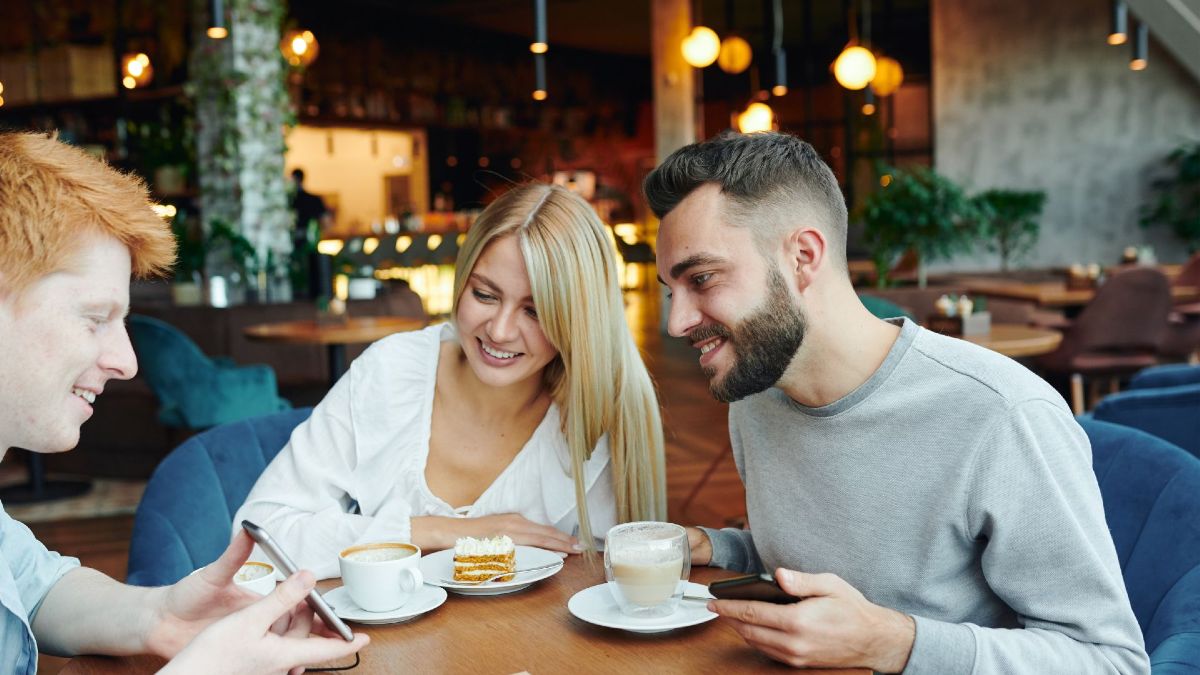 Varias personas jóvenes en una cafetería Varias personas jóvenes en una cafetería