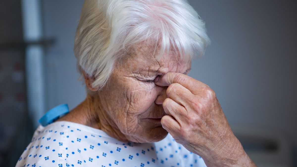 Mujer mayor llorando. Mujer en un hospital llorando