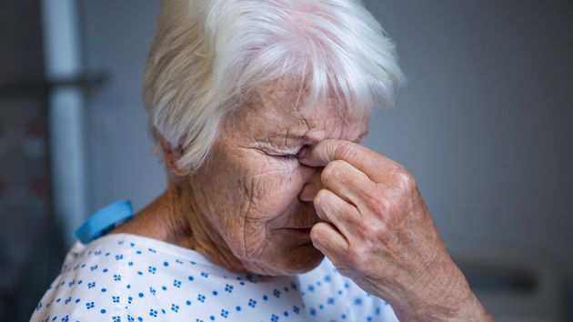 Una mujer de 72 años se divorcia y descubre una deuda de miles de euros: "no puedo sobrevivir con mi pensión de 400 euros"