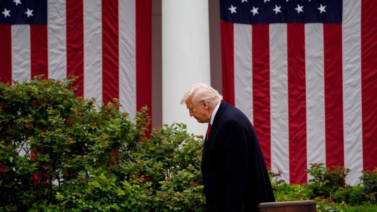 Donal Trump andando por la Casa Blanca Donal Trump andando por la Casa Blanca