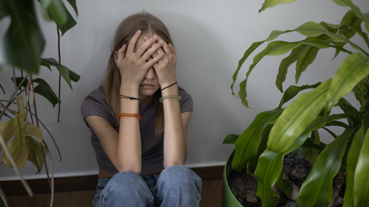 Una niña discutiendo con su padre y su madrastra Una niña discutiendo con su padre y su madrastra