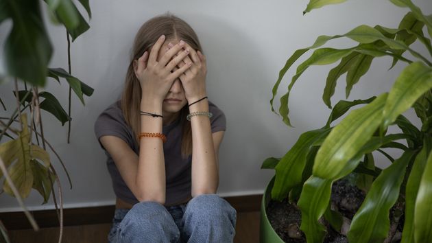 Una joven de 19 años se va de casa tras pelearse con su padre por dejar que su madrastra finja que su hermana de 7 años es suya: “le dijo a su padre que lo odiaba”