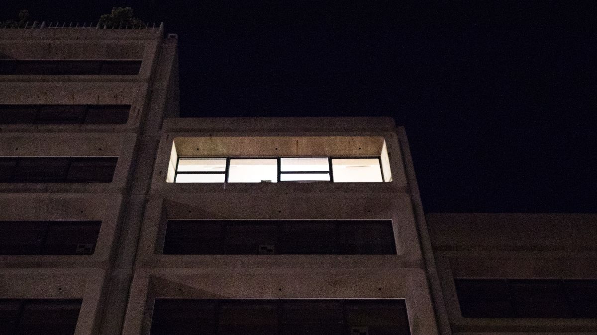 Precio de la luz hoy viernes 30 de mayo por horas: cuándo es más barata y cara en el día un piso iluminado