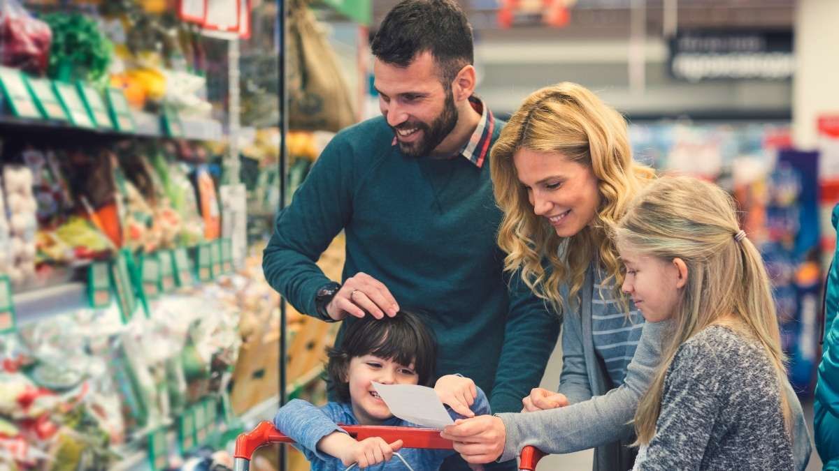 Una familia comprando en el sueprmercado Una familia comprando en el sueprmercado