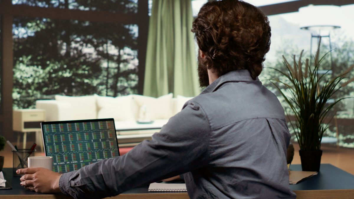 Un hombre teletrabajando en casa