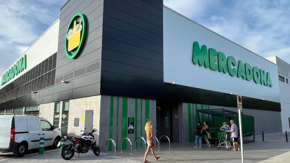 Supermercado Mercadona con varias personas esperando para entrar. Mercadona