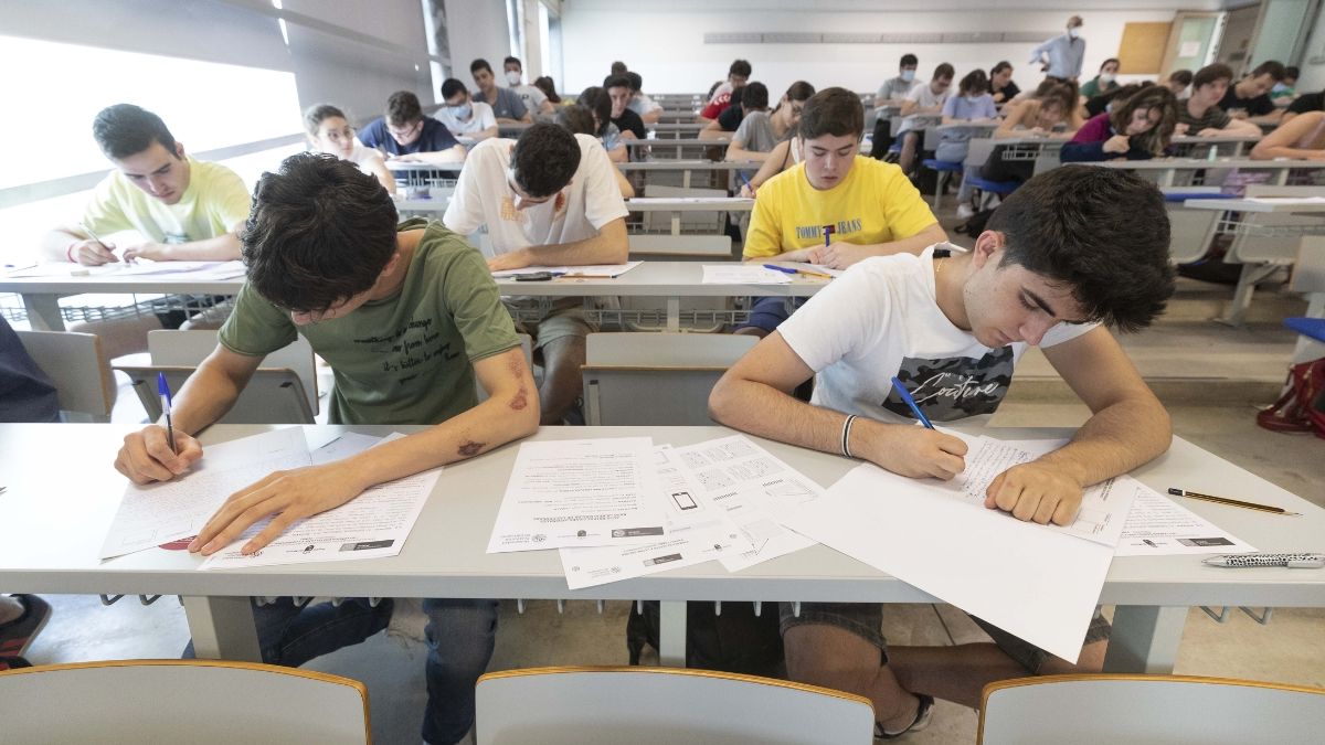 Alumnos realizando la prueba de Selectividad. Alumnos selectividad