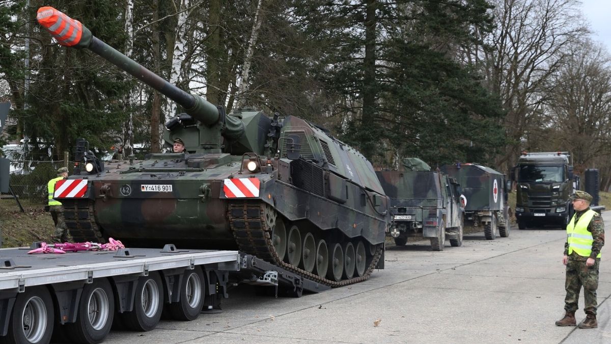 Un tanque sube a una grúa para ser transportado. Tanque subiendo a una grúa