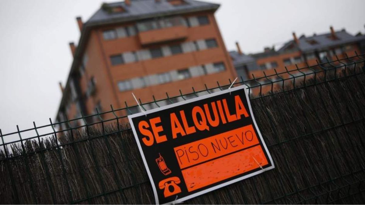 Un edificio con el cartel de "se alquila" Un edificio con el cartel de "se alquila"