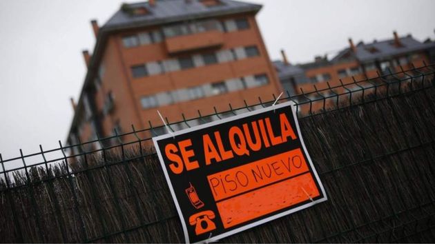 Una mujer estafa a varias personas ofreciéndoles alquilar un piso que no era suyo: se quedaba con el dinero de la reserva y ahora es condenada