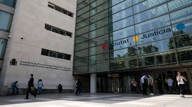 La justicia inhabilita a una funcionaria más de 4 de años por cobrar a cambio de tramitar tarjetas de transporte falsas: hasta 36.500 euros se llevó