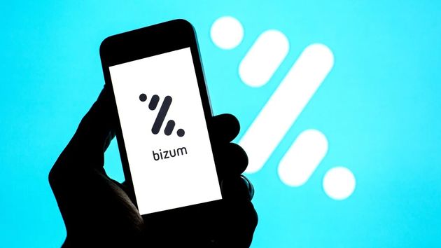Una persona usando Bizum en el móvil