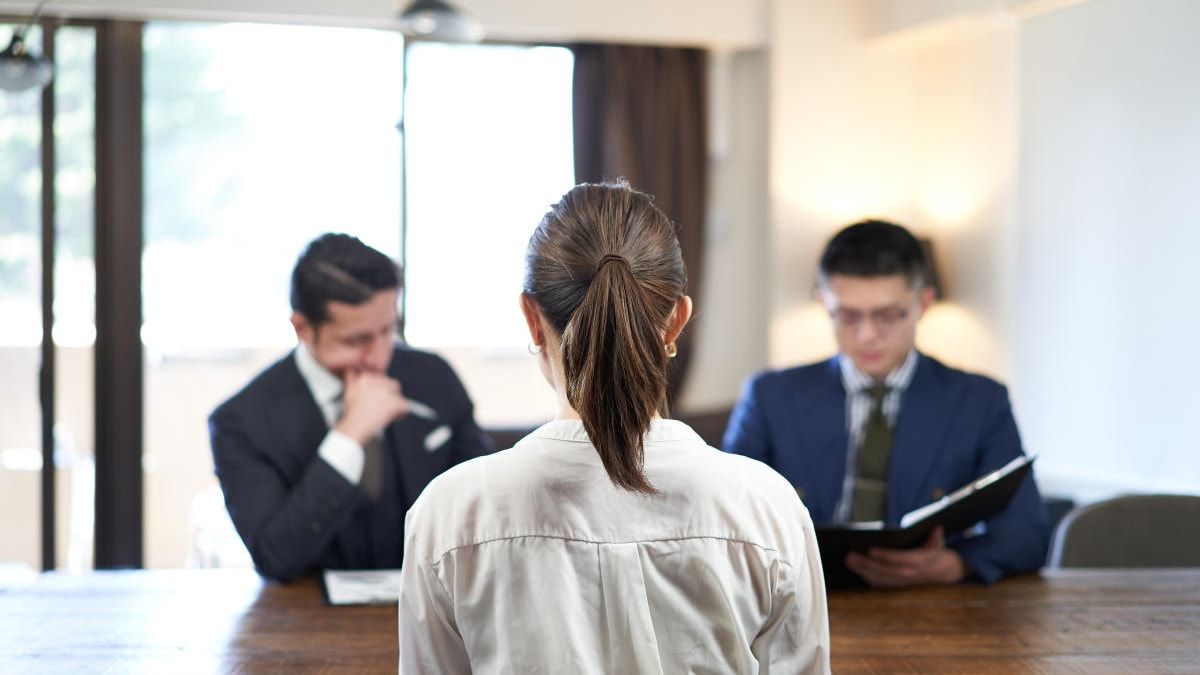 Una mujer consigue hacer una fortuna con 16 trabajos simultáneos a los que nunca fue a trabajar entrevista de trabajo
