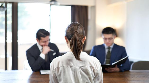 Una mujer consigue hacer una fortuna con 16 trabajos simultáneos a los que nunca fue a trabajar