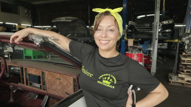 Una mujer de 39 años deja enfermería para convertirse en mecánica y ganar 440,000 euros al año: "Era la forma más rápida de ganar dinero"