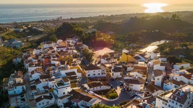 Este bonito pueblo a 25 minutos de Málaga es el más barato para vivir tranquilamente junto al mar