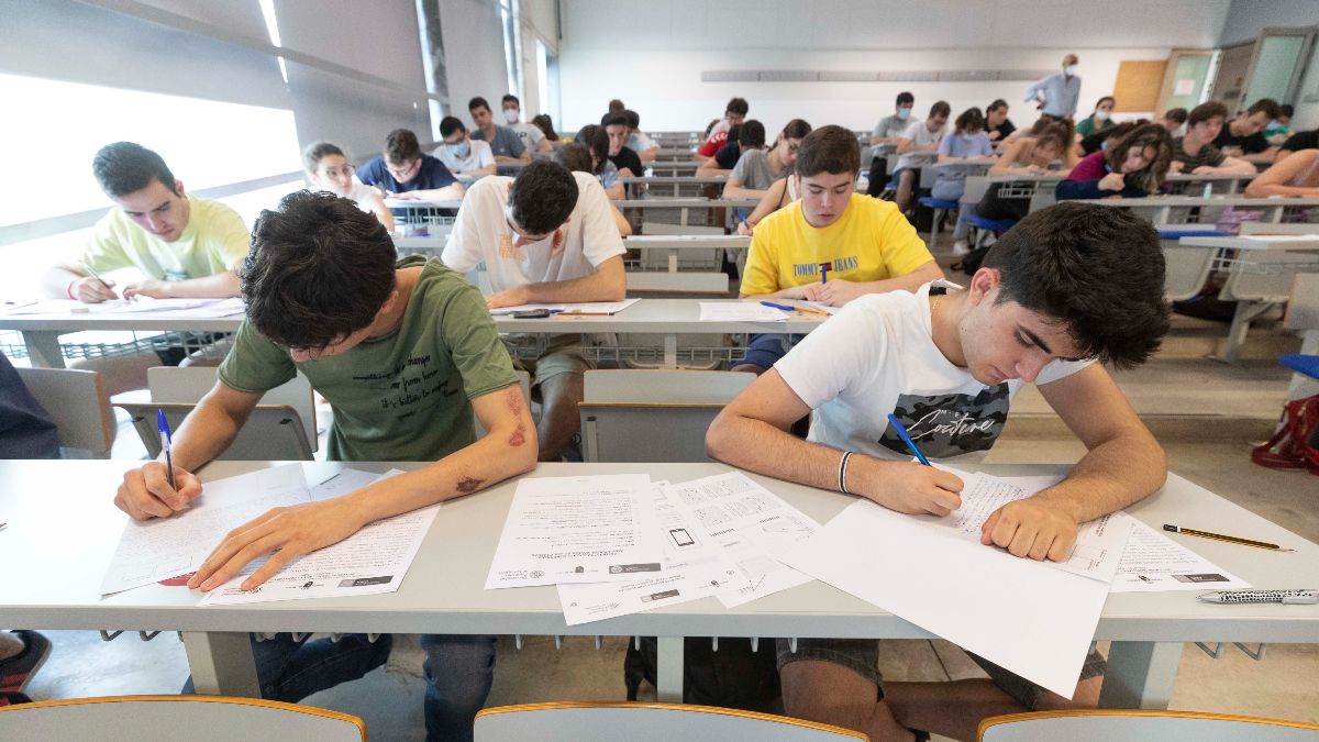 Varios estudiantes haciendo la prueba de la PAU (antigua selectividad) Varios estudiantes haciendo la prueba de la PAU (antigua selectividad)
