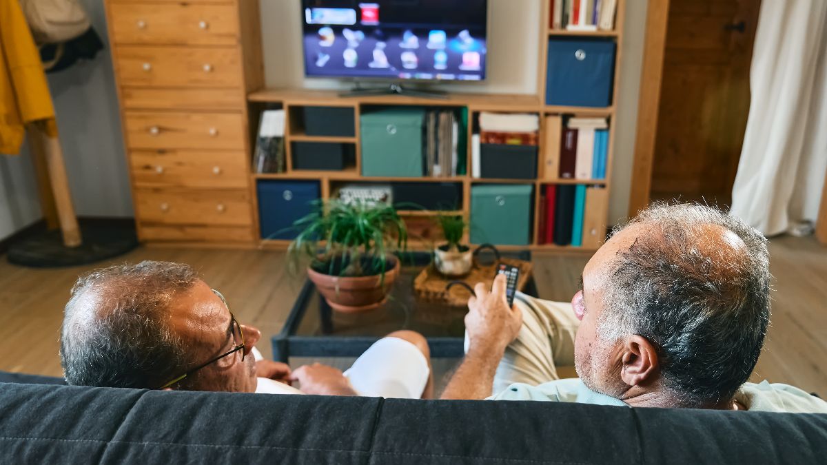 Dos personas viendo la televisión Dos personas viendo la televisión