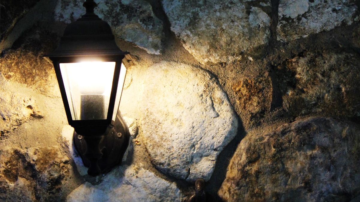 Precio de la luz lunes, 4 de junio de 2025 farola iluminando la calle