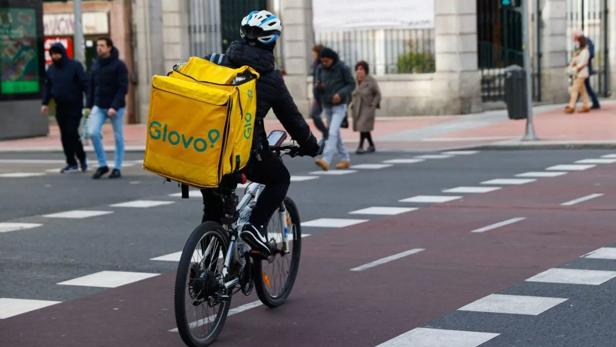 Un trabajador de Glovo en bici Un trabajador de Glovo en bici