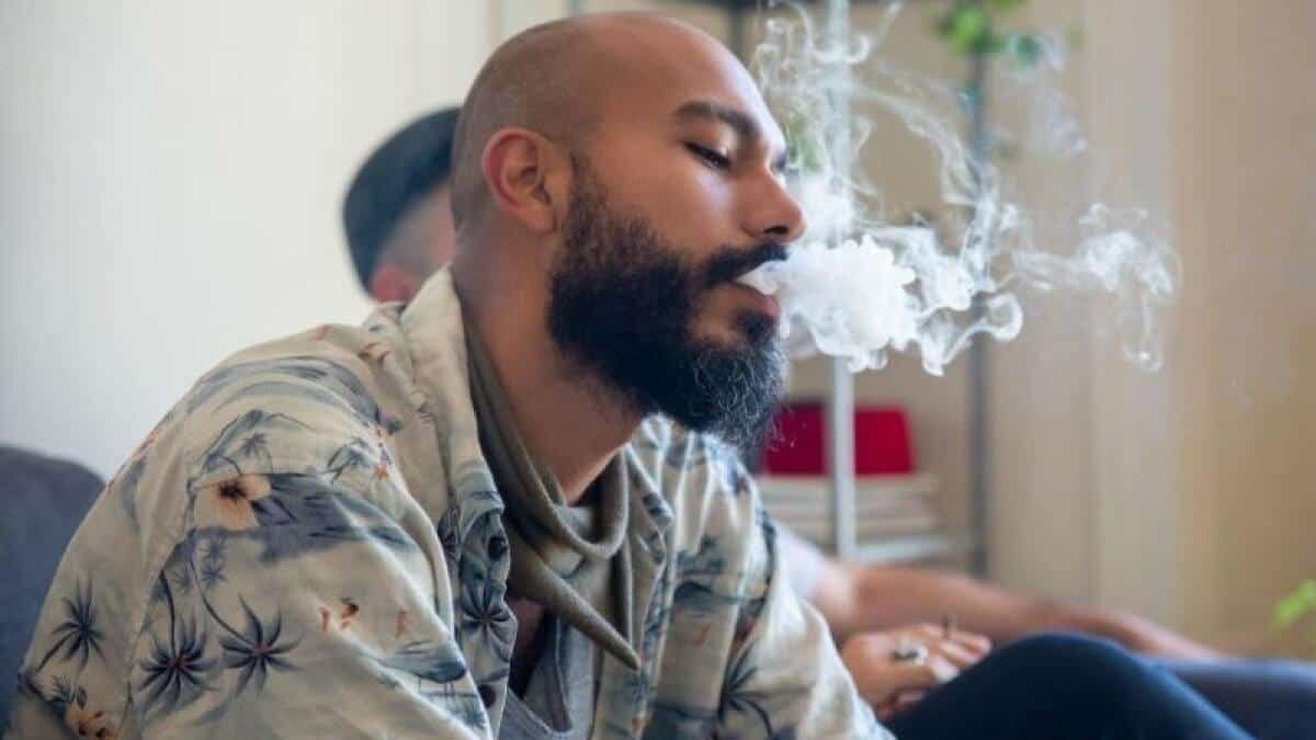 Un trabajador dependiente del cannabis logra la incapacidad permanente total y pide la absoluta para cobrar 3.088 euros: la justicia lo rechaza hombre echando humo por la boca