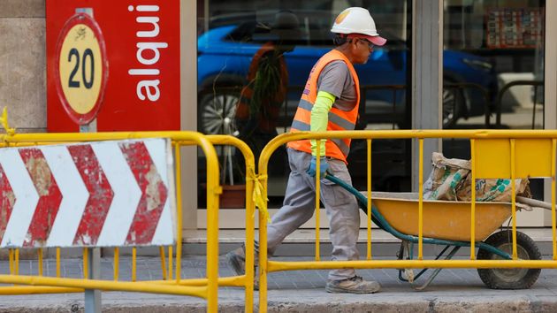 El paro baja en mayo de los 2,5 millones por primera vez desde julio de 2008 y registra un mínimo histórico entre los jóvenes