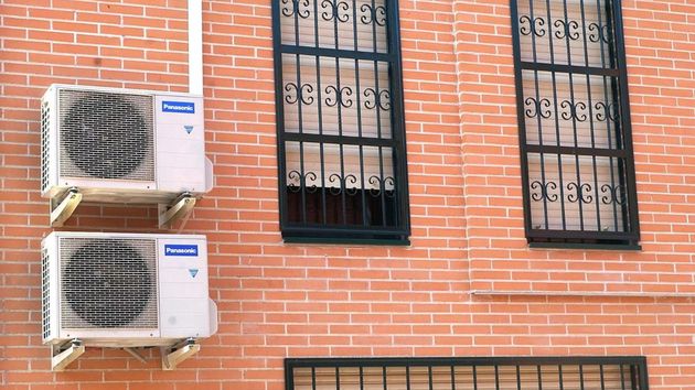 La comunidad de vecinos podrá prohibir a estos propietarios instalar un aparato de aire acondicionado en casa este verano